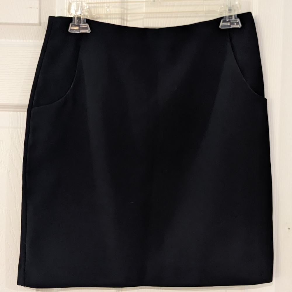 H&M Black Knee-Length Pencil Skirt w/ Pockets & Back Zipper Detail - Size 8